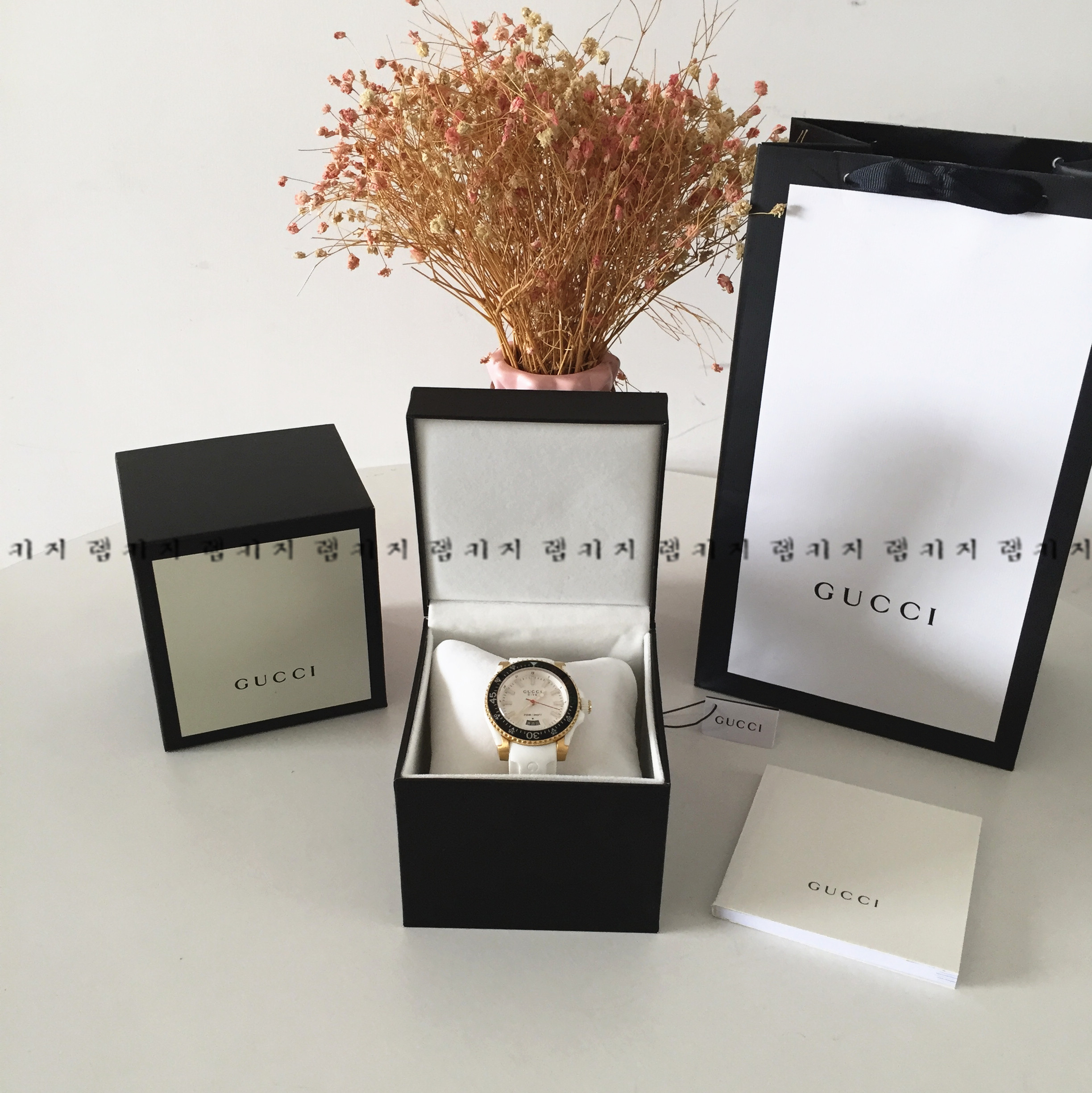 구찌 G 타임리스 다이브 화이트다이얼 우레탄시계